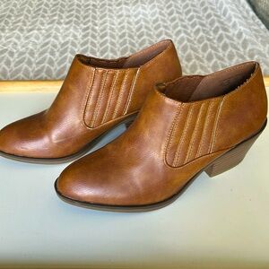 Women’s 6.5 brown Route 66 heeled ankle booties